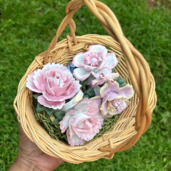 VINTAGE FLOWERS BASKET - Picture 2 of 16
